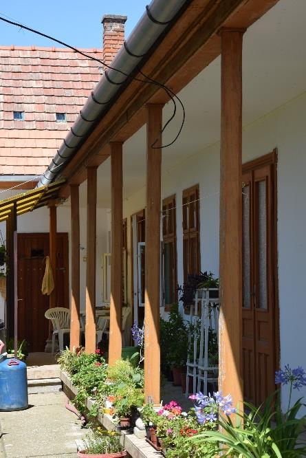 Az épületek lábazatánál a terméskő is gyakori megoldás, amelynek használata a továbbiakban is javasolt.
