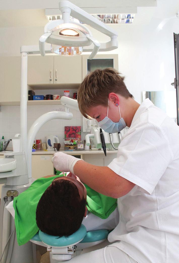 kép: Munka az új Parodontológiai Klinikán. Ágics Anikó 2. éves rezidens beteget kezel tatói és betegellátó tevékenységét. A klinika továbbra is mindösszesen nyolc széken működött.