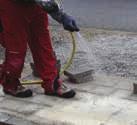Tisztítsa meg a felületet a fugázó homoktól, és csak száraz állapotban (150 kg személyautóval, 250 kg teheruatóval való terhelés esetén) rázza le hosszában és