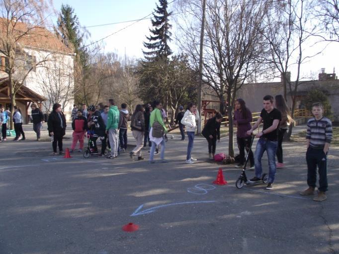 Rolleres váltóverseny Hasonlóan a tornatermi