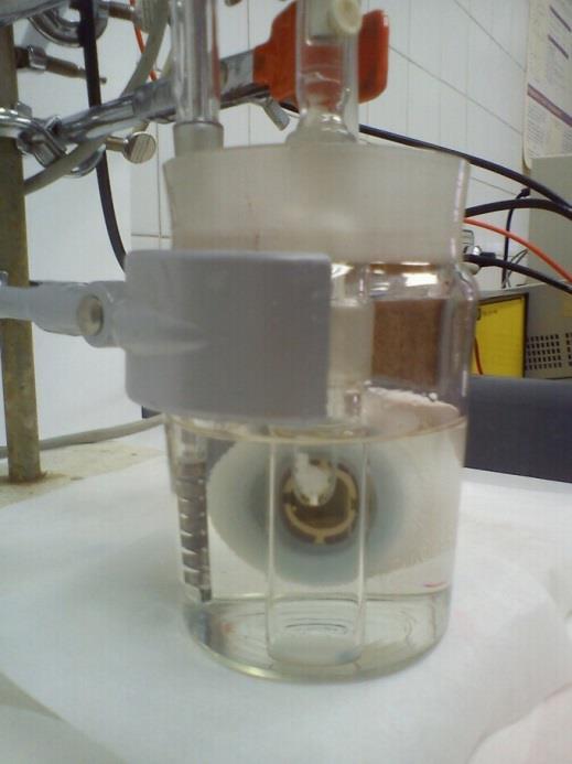 gyakorlat során többnyire 100 ml térfogatú oldatokkal dolgoztam, az oxigén oldatból történő kiűzését körülbelül 15 percen keresztül való argon buborékoltatással oldottam meg, majd az argont a