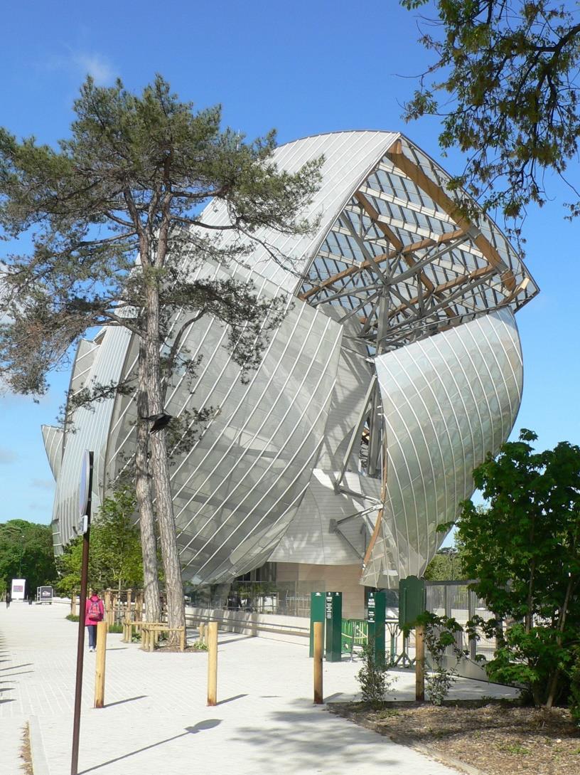 Paris, Luis Vuitton alapítvány székháza Tervező: Frank O.Gehry üvegfelület: 13 300 m2, Üveg tábla : 3600 db,nincs közöttük egyforma, ives felület. VSG SG fóliával, Váz: acél és fa kombináció. Luis V. (1821-1892) vállalkozó,1854-ben luxus kivitelű bőrtáskák készítésére céget alapított.
