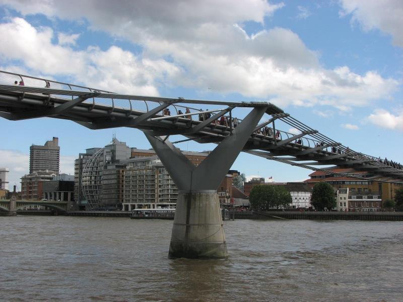 Millennium Bridge - London Acél-üveg függesztett híd; 144 m; 325 m; 2000. (2002.