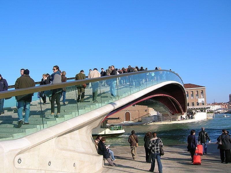 Ponte della Costituzione - Velence Az Alkotmány hídja Fény sétány Acél ívhíd, Lépcsős