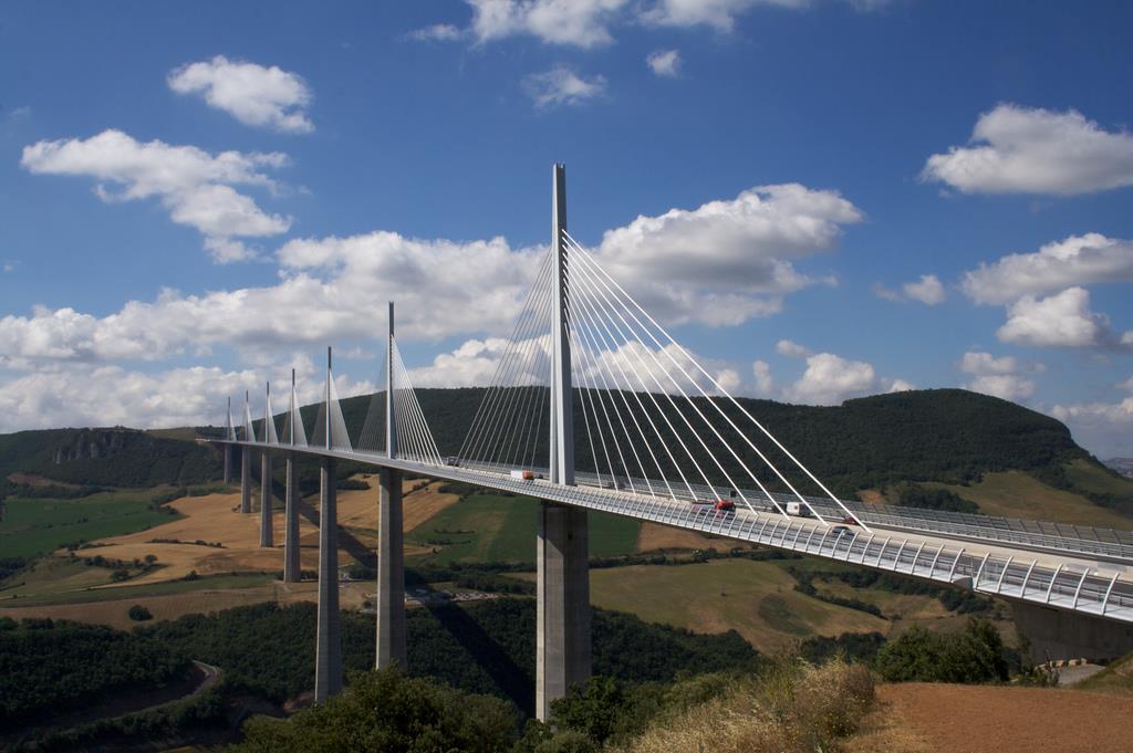 Millau Viaduct Acél gerendahíd, Ferdekábeles merevítés; L max: 342 m; H max: 343 m;