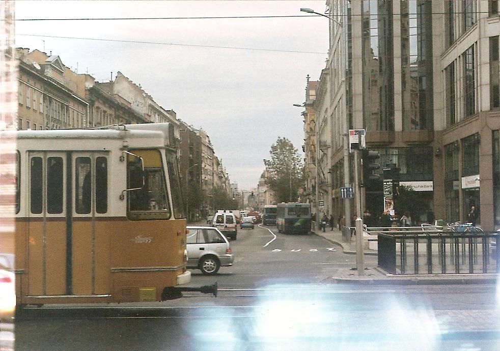 ábra) Így egy-egy sorozat készítésekor az alábbi metódust követtem: Egy ember végig sétál egy analóg fényképező géppel az