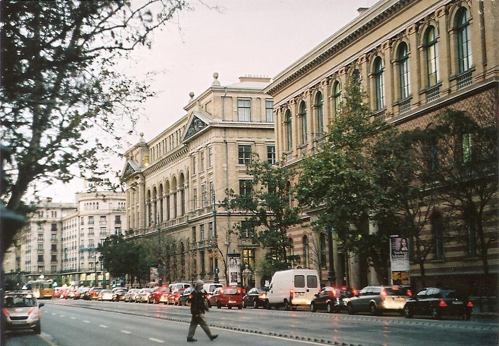 majd ugyan ezt a tekercset visszafűzve egy másik ember is végig megy ugyan azon az úton, ugyanazon szabályok szerint fotózva.