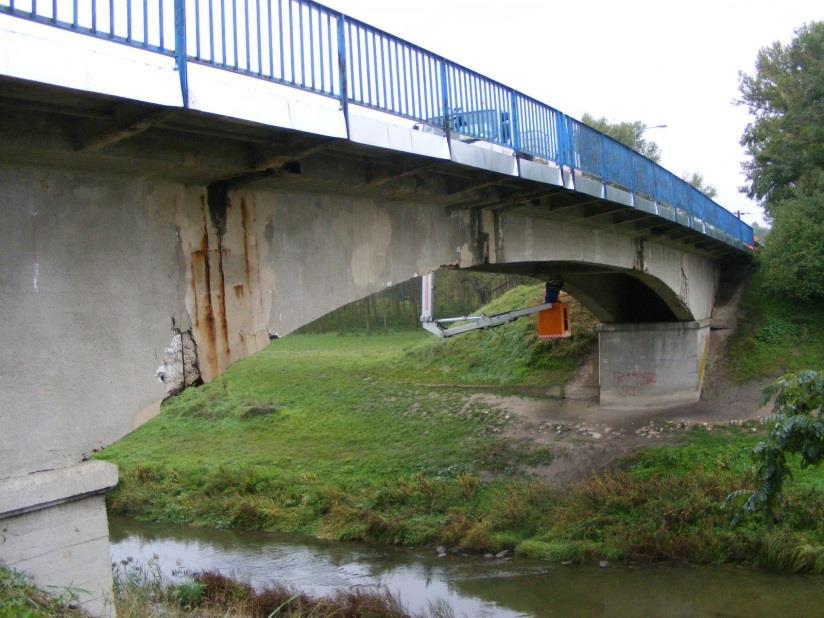 kapcsolódó munkákkal együtt (terelőút és provizórium, közművek, hajózási jelzések, stb.