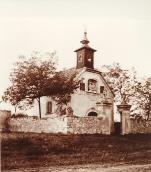 Az épületet gróf Illésházy János 1774-ben, Tomicich János plébános működése idején emelet ráépítésével bővítette. Ugyanabban az évben készült el a templom tornya is.