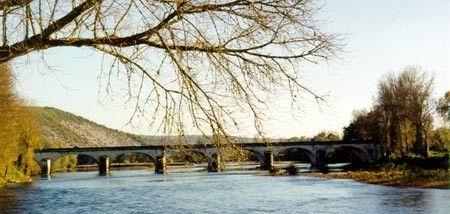Franciaországban a Dorogne folyó feletti hidat Louis - Joseph Vicat 1812-1822 (?) között építette.