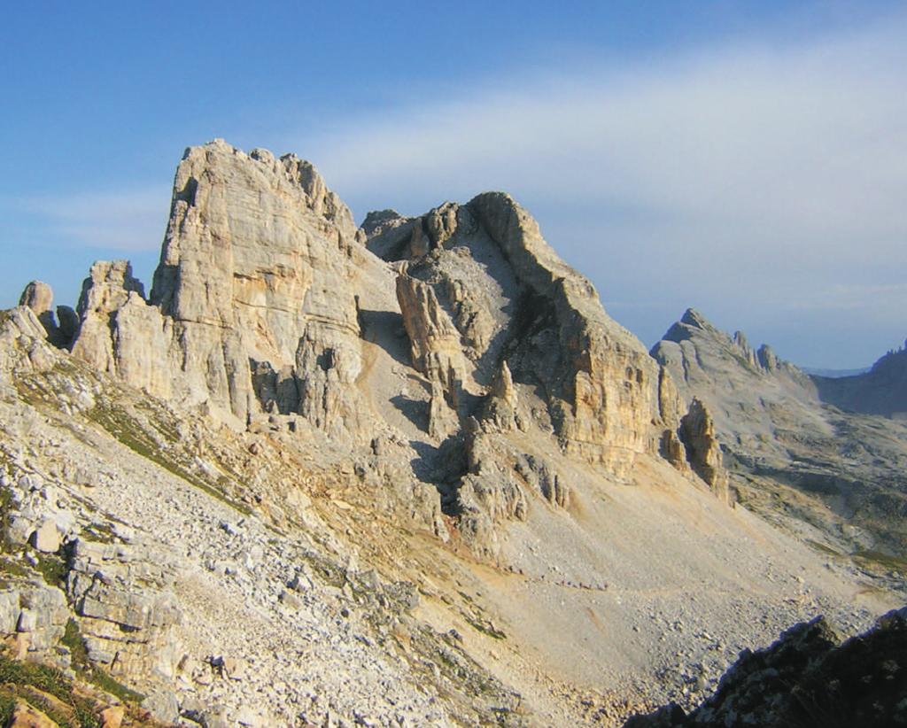 Középső-triász platformkarbonátok és vulkanitok vizsgálata a Latemar környékén (Dolomitok, Olaszország) 2. ábra. Ciklusos lagúnafáciesű platformkarbonát összlet a Latemar É-i vonulatában Figure 2.
