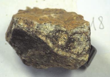 Limonitic andesite, its dry (a) and wet cut (b) surface b) 6. fénykép. Recsk, Csákánykő-bánya.
