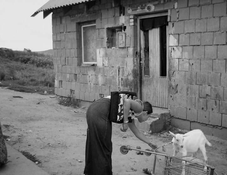 7. A szociális szolgáltatások lehetőségeinek fejlesztése 79 Fotó: Mányai Judit zelkezdtük a hiányzó szakmai könyvtár kialakítását, amelynek használatát nehezítette, hogy a könyvekért a Gyerekirodába