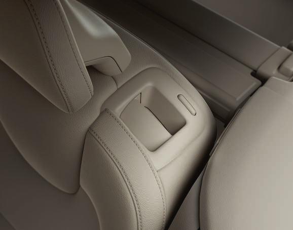 Ha az autó elektronikusan lehajtható hátsó üléssel* rendelkezik, akkor gombok találhatók a csomagtérben a lehajtáshoz. A háttámlák elektronikus lehajtása 1.