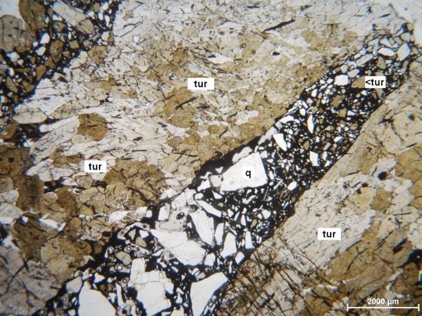 Turmalinos kianitos csillám-kloritpala Makroszkópos leírás: A Nagy-Füzes feltárásánál előbukkanó kőzetek feketésszürkék, erősen foliáltak, a foliációt az 1-2 mm vastag, viszonylag sűrűn elhelyezkedő