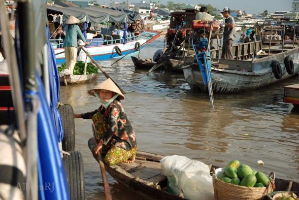 11. nap: Can Tho Cai Rang úszópiac - Ho Chi Minh City Siem Reap(Étkezés: B/L/ Szállás: Siem Reap ) A folyóparton csónakba szállunk, hogy meglátogathassuk Cai Rang úszópiac forgatagát, ahol