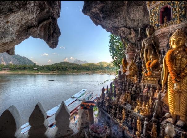 Meglátogatjuk Luang Phrabang leghíresebb templomait a Wisoun, a Wat Wat Aham és a Wat Mai szentélyeit. Késő délután érünk a Phou Si hegyre.