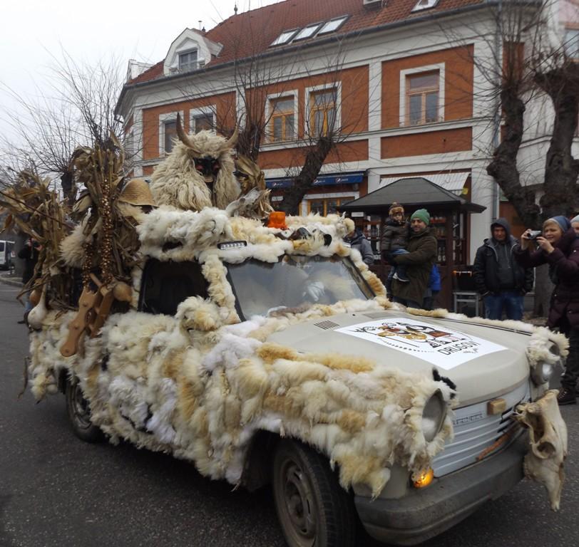 vendéglőben már vártak bennünket a finom és tartalmas ebéddel. Az étteremben átmelegedtünk, majd körülnéztünk a kikötő környékén. Figyeltük az itt gyülekező busó csoportokat.