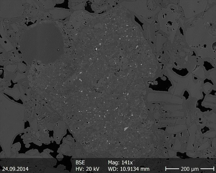 168 Majoros Lívia 11. ábra: Baritszemcséket tartalmazó klaszt (balra) és fluorit (fehér hexaéder) viszszaszórt elektronképe (jobbra) kőzetüvegben. Erdőbénye-Olaszliszka közötti kőfejtő. 4.2.