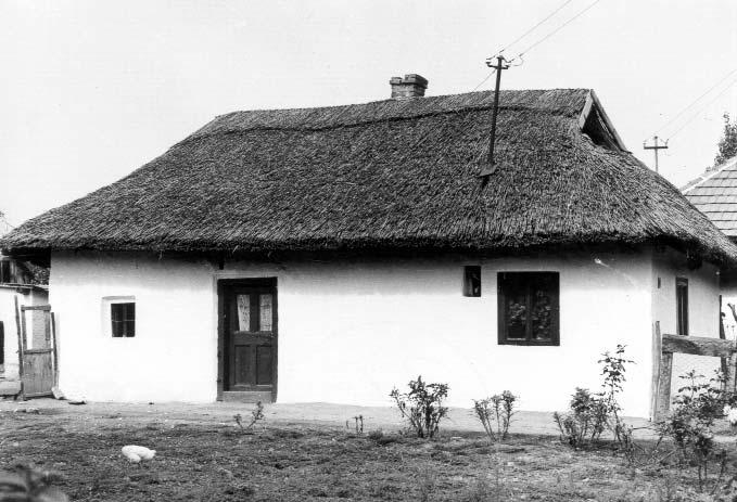 110 IX. A KÖZSÉG ÉPÜLETEI ÉS ÉPÍTKEZÉSE Kovácsné 1795-ben épült lakóháza 1967-ben a Kossuth u. 48. sz. alatt. (MNM. F. 210563. Kresz Mária.) munkát.