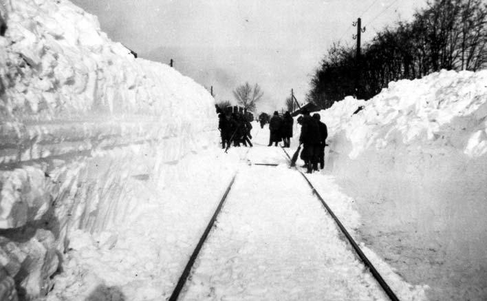 II. A FÖLDRAJZI- ÉS TERMÉSZETI VISZONYOK 17 A hejõbábai vasútállomás és környéke 1940.