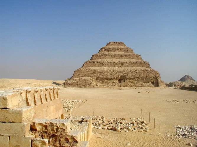 Dzsószer fáraó lépcsıs piramisa Az elsı hatalmas mérető sírépítmény, Szakkara,