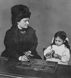 Montessori Mária Montessori Mária pedagógiája, melynek központi eleme a fejlesztő eszköztár, s a gyerekek