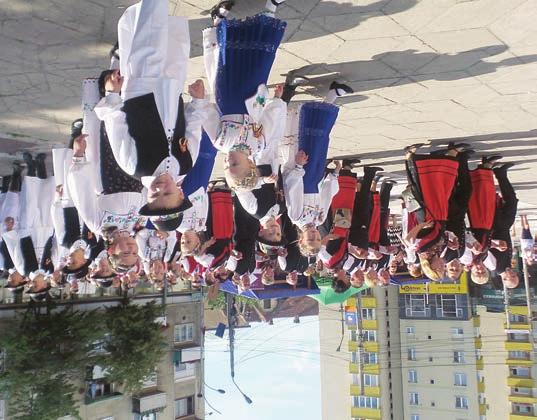 Die Geschichte der Gute Laune Tanzgruppe seit ihrer Gründung wurde von Magdalena Hauler, Gabriela Tekei und Josef Merker in drei Sprachen Deutsch, Rumänisch und Ungarisch vorgelesen.