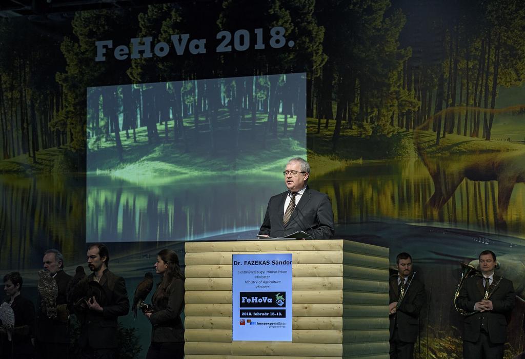 Dr. Fazekas Sándor földművelésügyi miniszter szerint a FeHoVa a közélet szerves része lett az utóbbi években; egy olyan hely, ahol határon inneni és túli barátságok egyaránt köttethetnek.