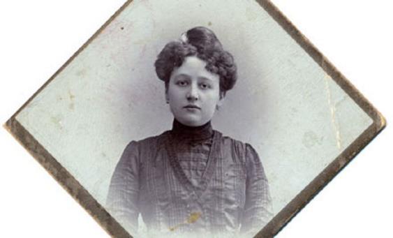 Első női végzettek: 1903-ban Kolozsvárott Thinagl Szerafin (1880-1956) rövid életrajza: Az első magyar gyógyszerésznő Thinagl Szerafin Nagyszombaton született, kisnemesi családba.