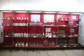 Gyógyszerészeti tárgyak és eszközök Főleg a Sas (Adler) patikából származnak, Lingner Andreas Wolfgang a patika egykori tulajdonosa adományozta a patika felújítása alkalmával
