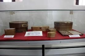 Gyógyszerészeti tárgyak és eszközök A patikamúzeum részlegen a bejárattól balra álló asztalon levő üvegszekrényben Segesvár környéki ásatások alkalmával előkerült ókori, gyógyítással kapcsolatos