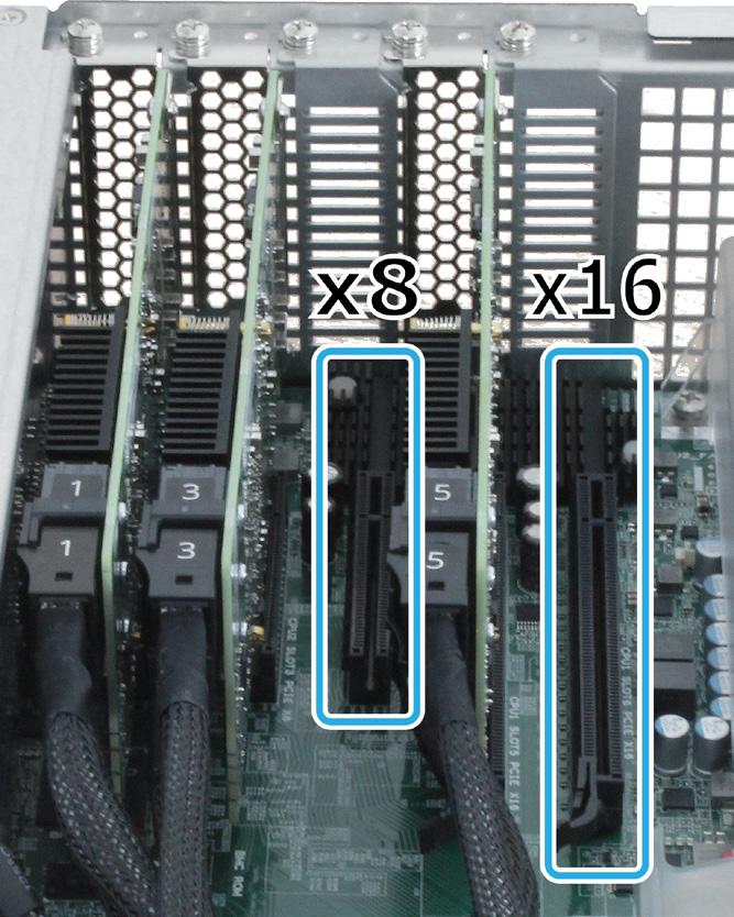 PCIe-bővítőkártyák beszerelése a FlashStation eszközbe A FlashStation eszközben egy darab PCIe x8 foglalat, és egy darab PCIe x16 foglalat kapott helyet.