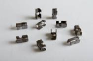 EGYÉB TÁBLARÖGZÍTŐK Táblarögzítő horganyzott "U43" komplett 300 Táblarögzítő "U43" komplett, Zn+PVC zöld (RAL6005) és fekete