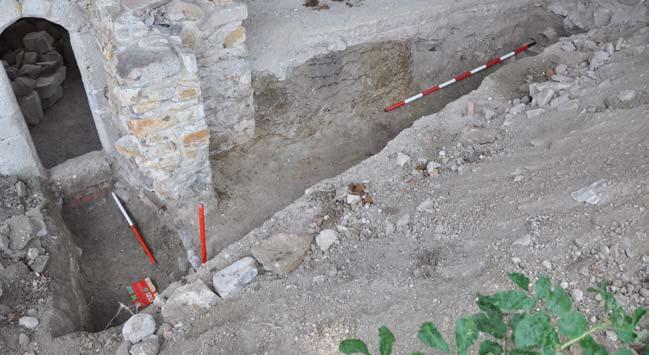 11. A 2010/17-18. kutatóárkok az északi palota ÉK-i helyiségében a hátsó pincegádor maradványaival pos falazókövek alkották.