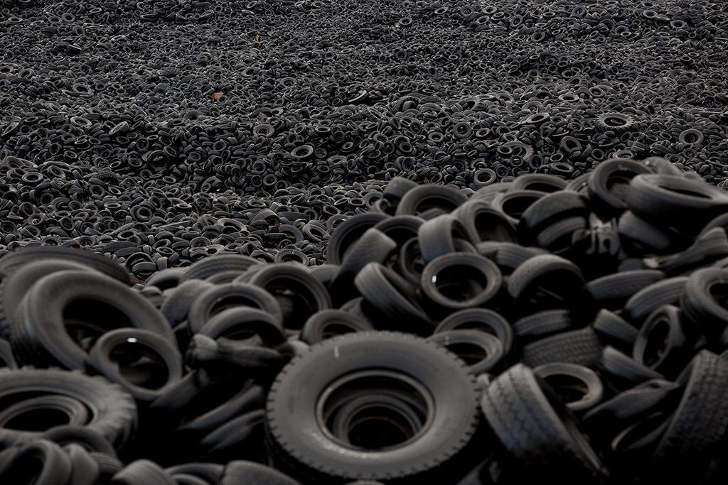 Újrahasznosítás Hulladékká vált gumi A hulladékká vált gumik 70-80%-át teszik ki a gumi abroncsok. Az újrahasznosítás még ma sem teljesen megoldott (Jakab Gusztáv).