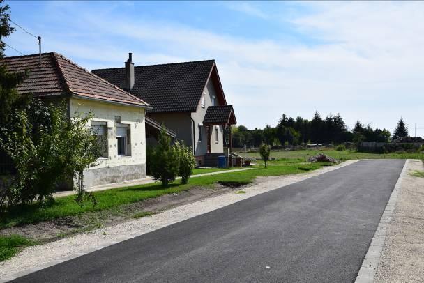 területen falusias lakóterületet, illetve helyi jelentőségű utat jelölnek. Az út keleti és nyugati oldalán Lf1 jelű építési övezet található.