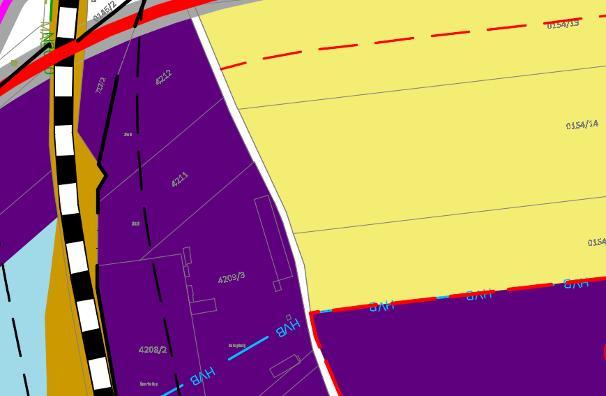 A területet vízbázis hidrogeológiai B védőövezet érinti, illetve keresztülhalad rajta 22 kv-os villamos energiai légvezeték. Az ipari területre vonatkozó szabályokat a HÉSZ 37-38.