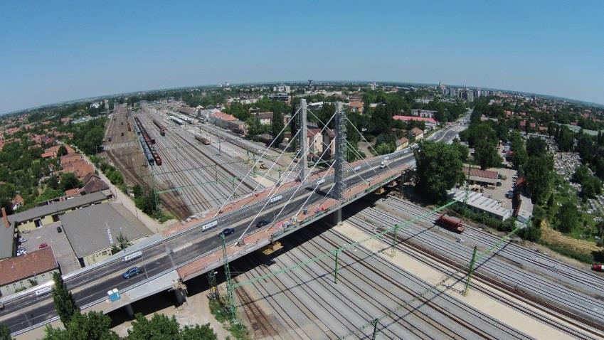 A békéscsabai vasútállomás felújítása keretében újjáépült a vasúti pálya felett átvezető Orosházi úti felüljáró. A ferdekábeles híd tervezéséről Zádori Gyöngyi (Speciálterv Kft.