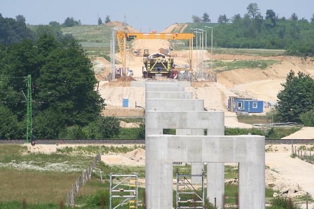 Váci Duna-híd látványtervei A gyalogos híd átköltöztetésére az őrmezői csomópont építése miatt volt szü