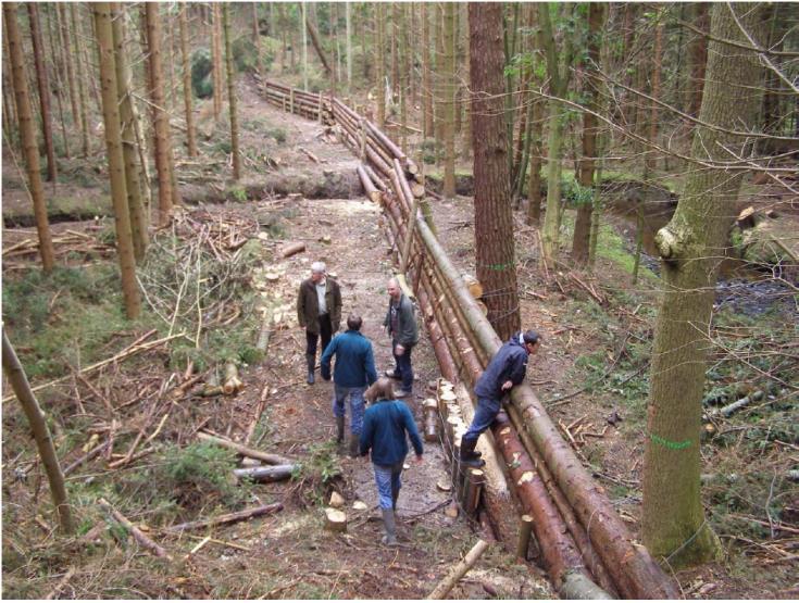 Nagy rönkgátak (timber bunds) Kettő ilyen épült kísérleti jelleggel. A kisebb, alsó 1260m 3 vizet tud megtartani, a nagyobb felső 3600 m 3 -t.