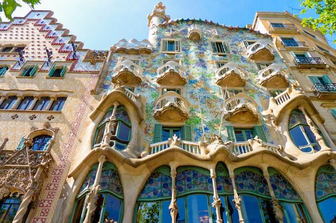 Sagrada Família: a Passió elnevezésű nyugati, illetve a Születés nevet viselő keleti homlokzatrész, templombelső, építési munkálatok Passeig de Gràcia Casa Batllò La Pedrera A túra első megállója a