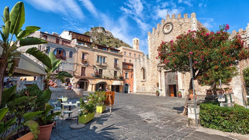 Taormina történelmi városközpontja Porta Messina Corvaja-palota görög színház Autóbuszunkkal elhagyjuk a kikötőt, és elindulunk Taorminába.