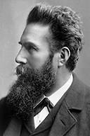 Történeti áttekintés Wilhelm Conrad Röntgen 1895-ben fedezte fel a később róla elnevezett röntgensugárzást (X-ray)