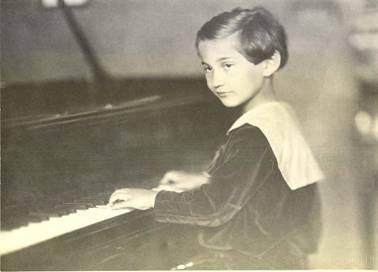 Tanulmányait magánúton végezte, hogy minden idejét a zenélésnek szentelhesse. Szatmári Tibor fejlesztette zongoratechnikáját. 16 éves volt, amikor Dohnányi Ernő felvette mesterkurzusába.