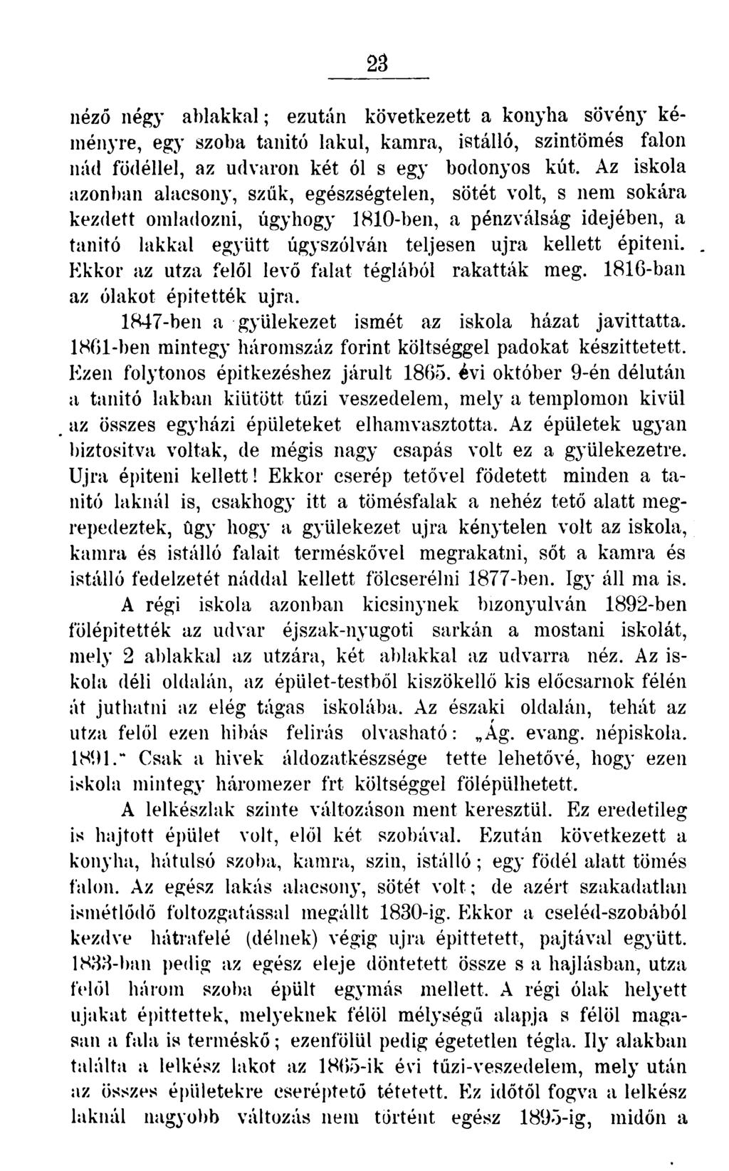 néző négy ablakkal; ezután következett a konyha sövény kéményre, egy szoba tanító lakul, kamra, istálló, szintömés falon nád födéllel, az udvaron két ól s egy bodonyos kút.