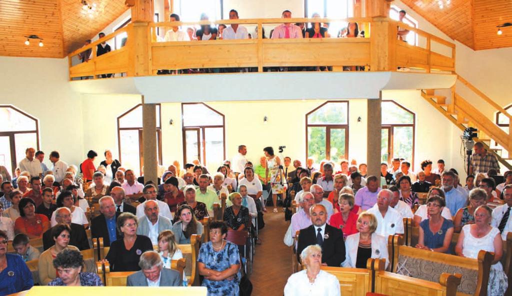 4 TUDÓSÍTÁS Megnyitóünnepély Érmihályfalván Elkészült az új imaház, a megnyitóünnepély augusztus 25-én, vasárnap reggel 9 órakor kezdõdött.