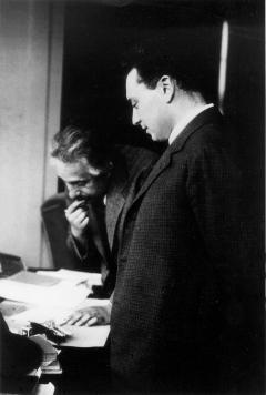 Pauli a relativitás elméletről 1926, Pauli és Einstein Még az egyetemi évek alatt Sommerfeld felkérte Paulit, hogy ismertetőt írjon a relativitáselméletről a német Matematikai tudományok