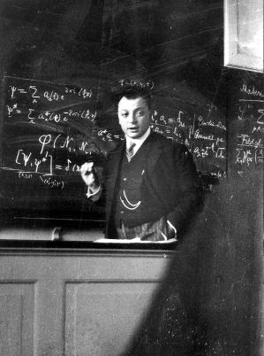 A spin nemrelativisztikus elmélete 1927-ben bevezette a Paulimátrixokat, mint a spin-operátorok bázisát, ezzel megalkotva a spin