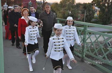 12. VÁROSTÖRTÉNET - HISTÓRIA MESTA 11/2012 Ünnepi megemlékezés a hídnál A Szlovák-Magyar Baráti Társaság Párkány idén is ünnepi megemlékezést tartott a Mária Valéria híd újjáépítésének 11.